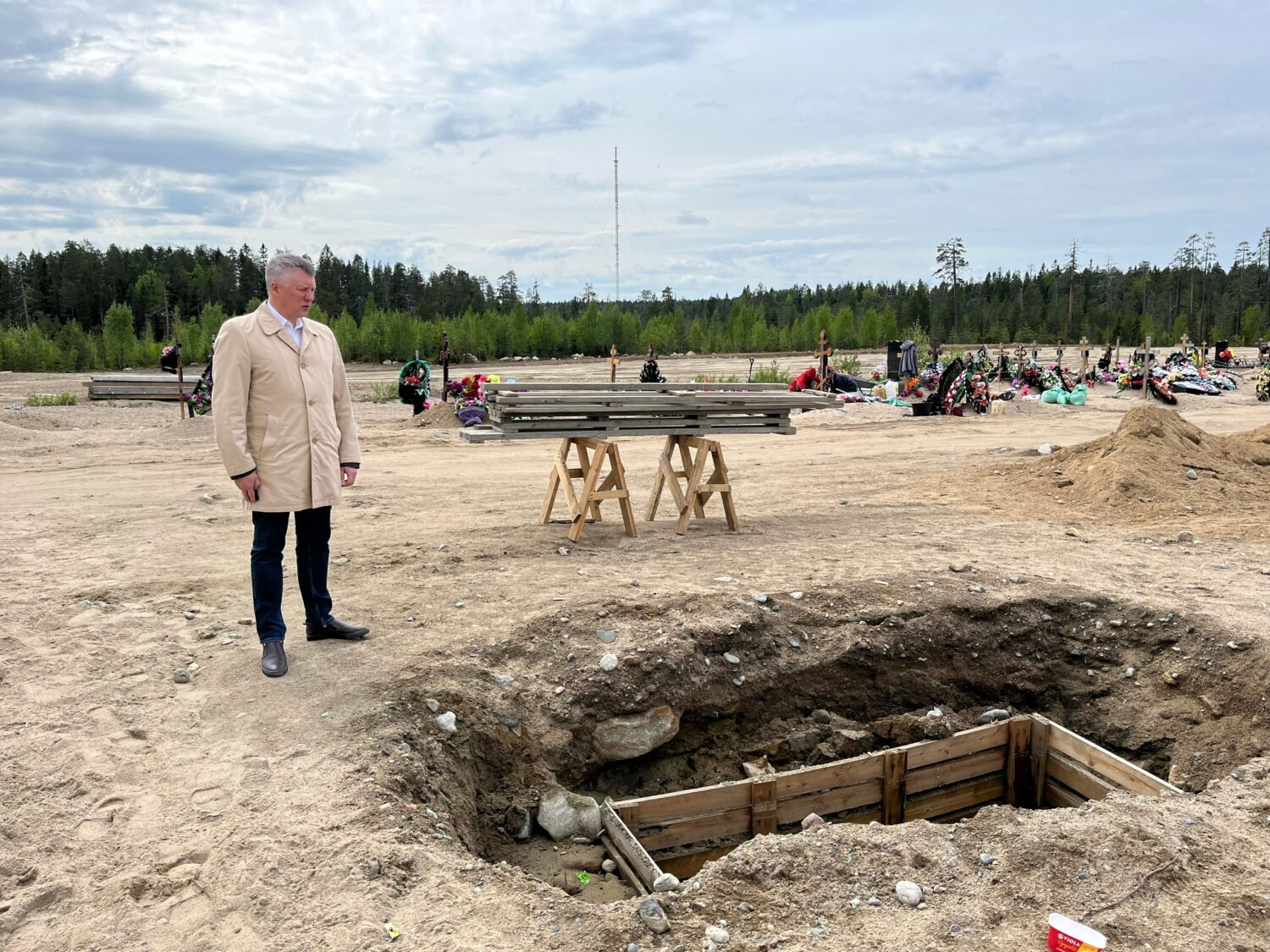 Власти Костомукши откачали воду на кладбище, где затопило могилы