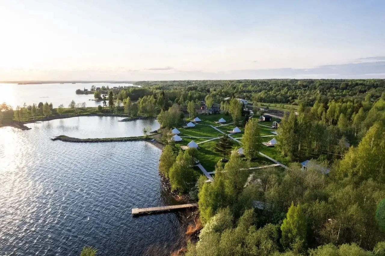 Новая база отдыха открылась в получасе водного пути от острова Кижи