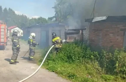 Заброшка полыхала в гаражном кооперативе в Карелии