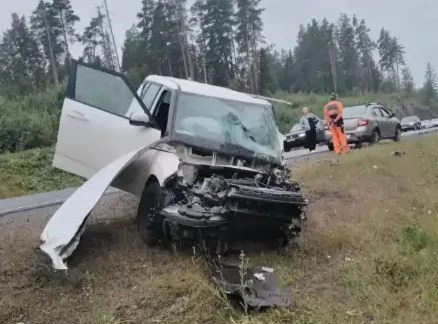 Жесткое лобовое столкновение автомобилей произошло на трассе в Карелии