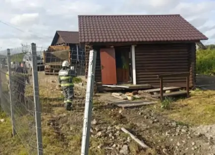 Большегруз врезался в жилой дом на севере Карелии