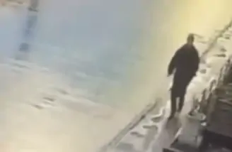 Полиция разыскивает мужчину, которого поймала в объектив видеокамера в Петрозаводске