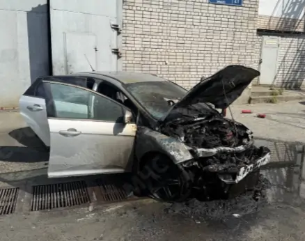 Автомобиль полыхал в густонаселенном районе Петрозаводска