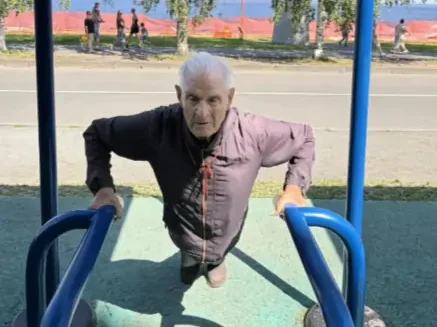 Брал Берлин: 100-летний ветеран занимается спортом на набережной в Петрозаводске