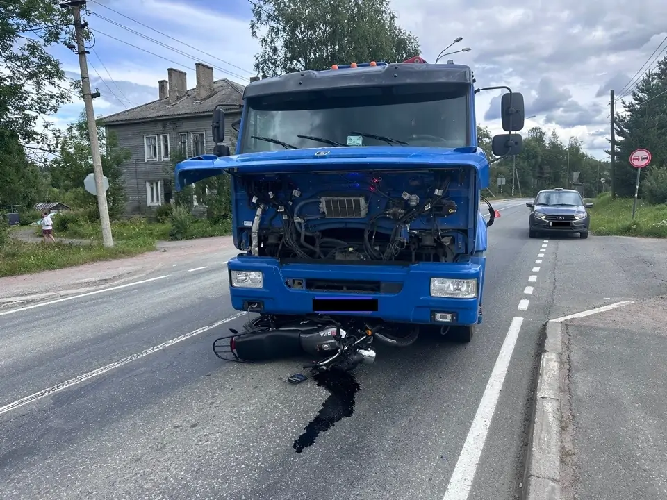Водитель мопеда протаранил КАМАЗ в поселке Карелии