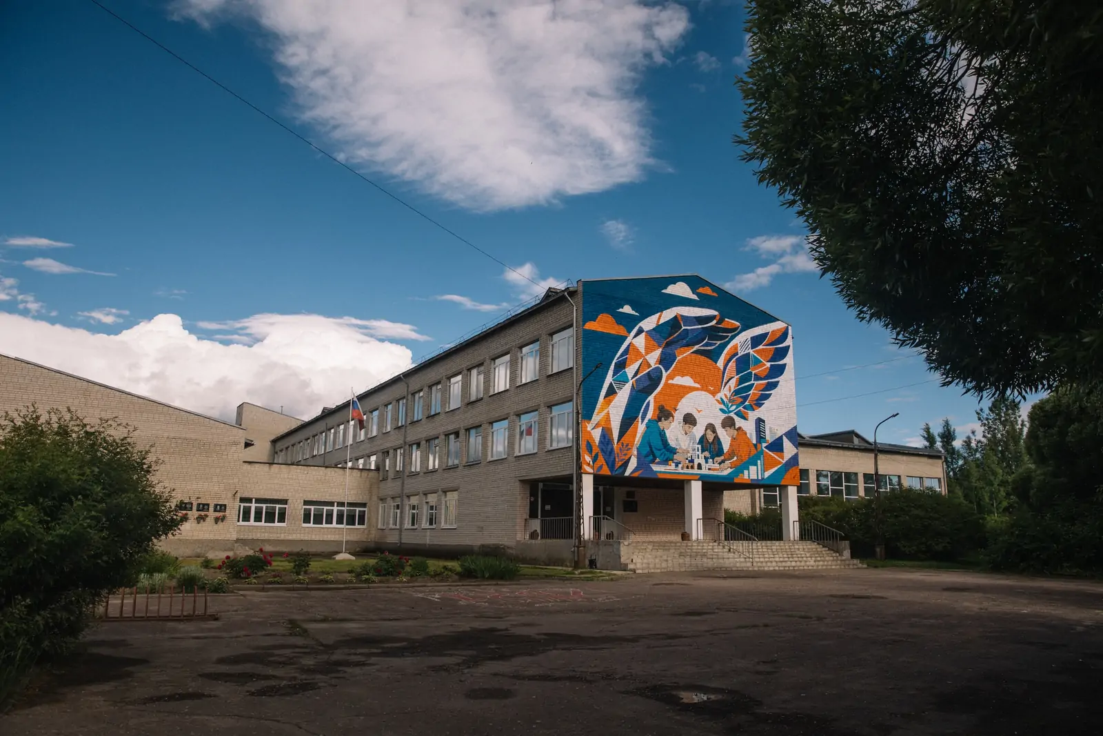 Карелия в красках: два новых мурала украсили дом культуры и школу