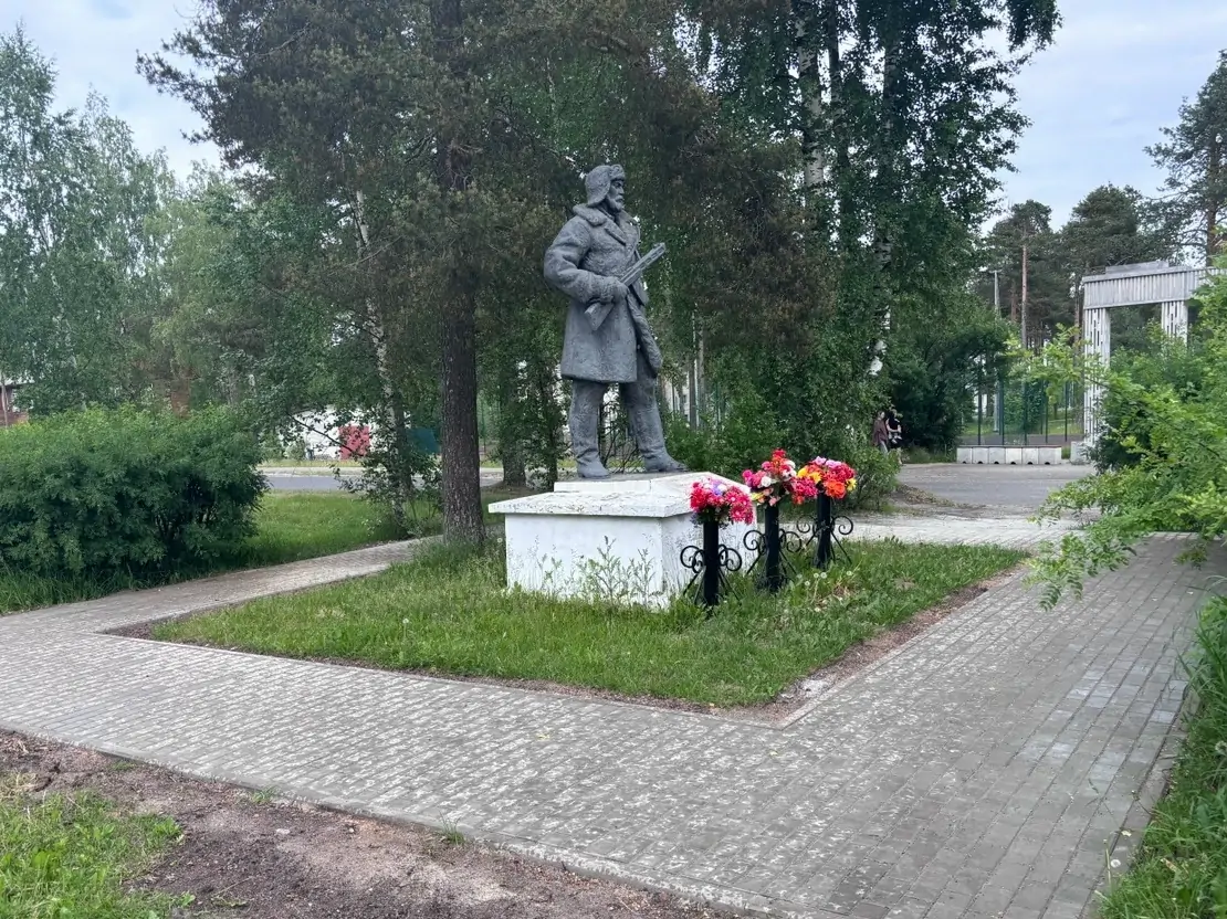 У памятника партизану в Сегеже появились дорожки и вазы