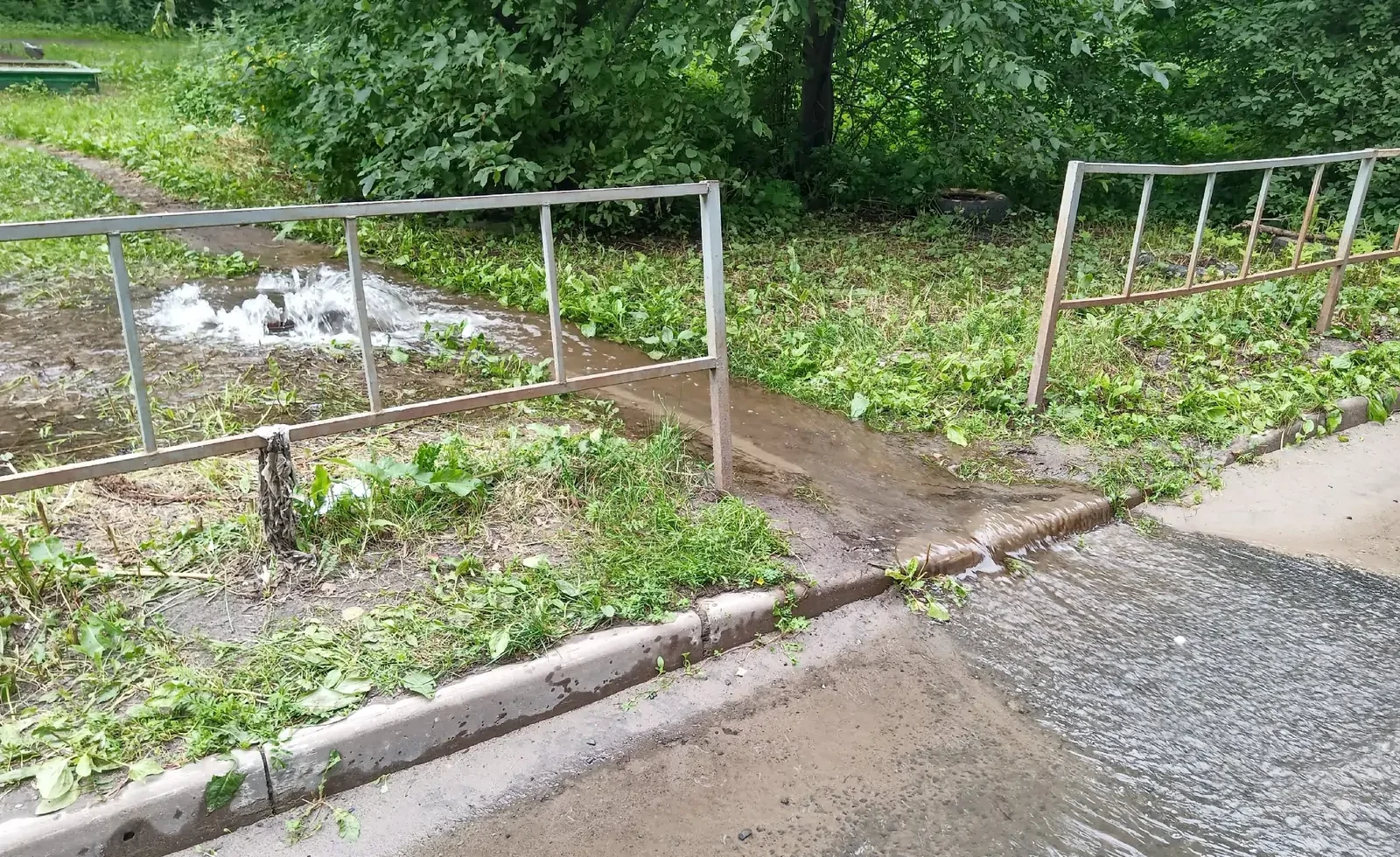 Две недели потопа: на одной из улиц в Петрозаводске вода заливает жилой дом