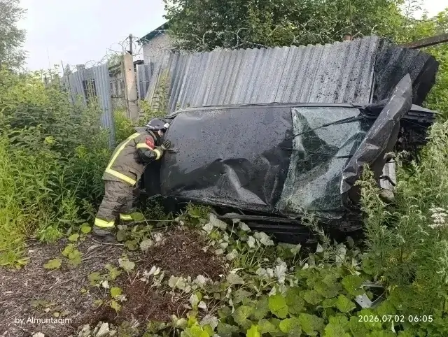 Автомобиль протаранил забор в Петрозаводске