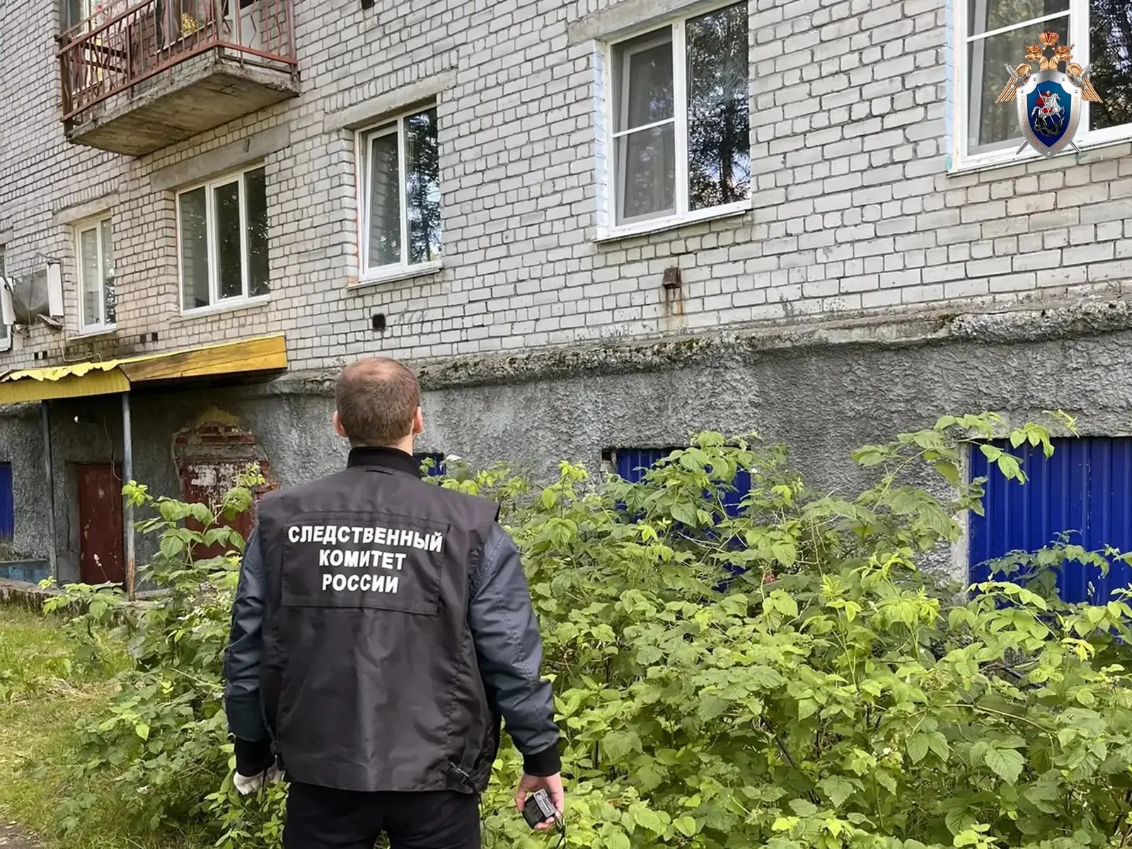 Мужчина погиб, выпав из окна дома
