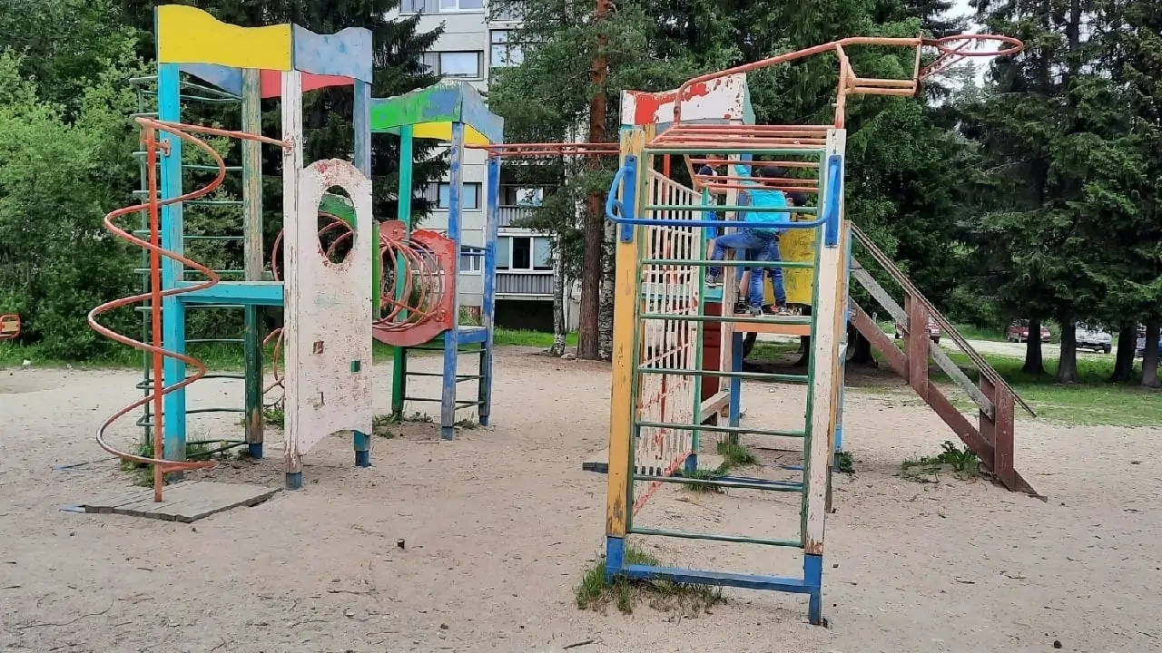 Опасные детские площадки начали демонтировать в городе Карелии