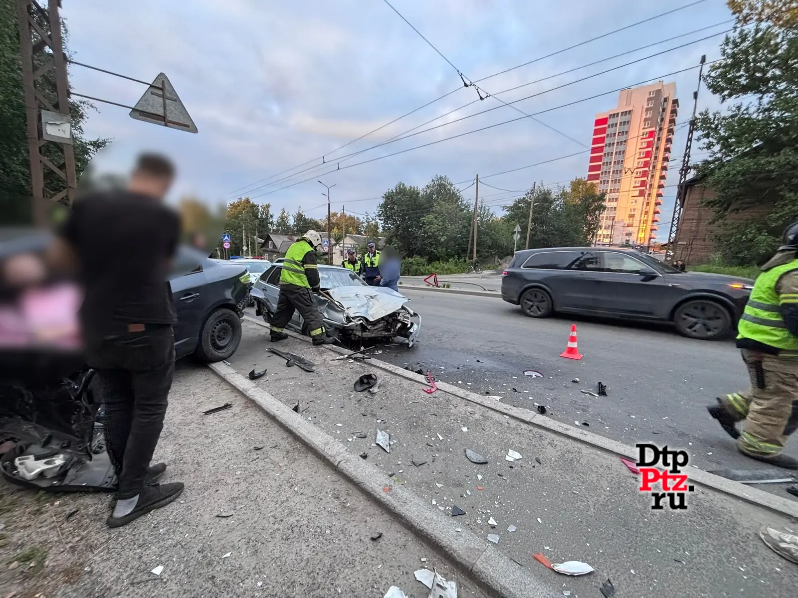 Два автомобиля разбились на оживленной улице в Петрозаводске