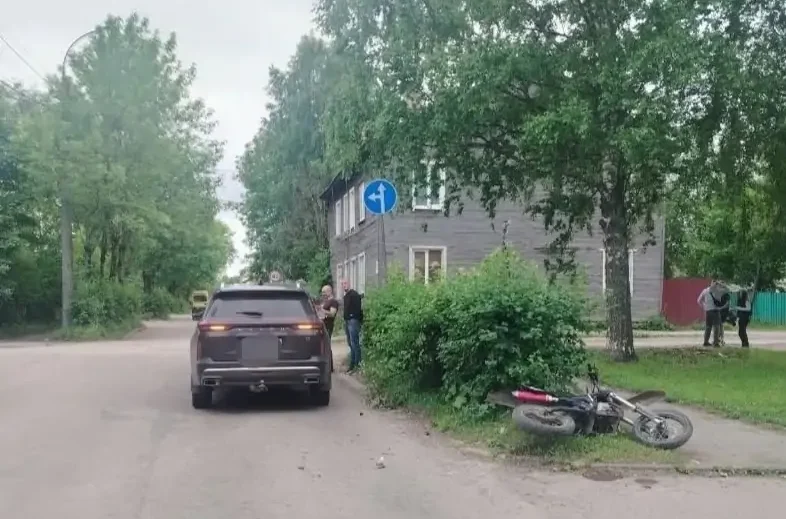 Подросток на питбайке влетел в автомобиль в туристическом городе Карелии
