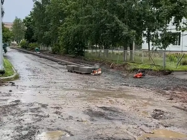В Петрозаводске ремонтируют проезд Знаний, ведущий к двум детсадам и лицею