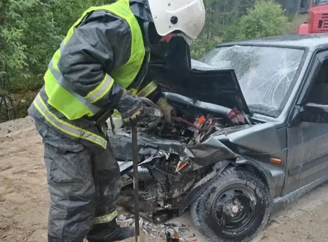 Пожарные ликвидировали последствия двух ДТП в Карелии