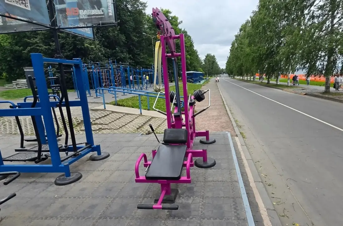 На Онежской набережной Петрозаводска установили инклюзивные тренажеры