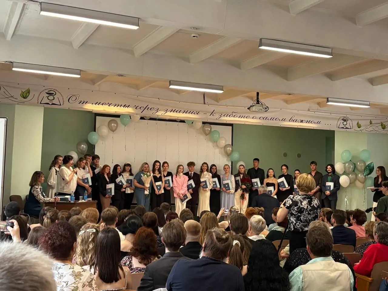 «Поработать руками и головой»: выпускники Петрозаводского медколледжа начинают профессиональный путь в Карелии