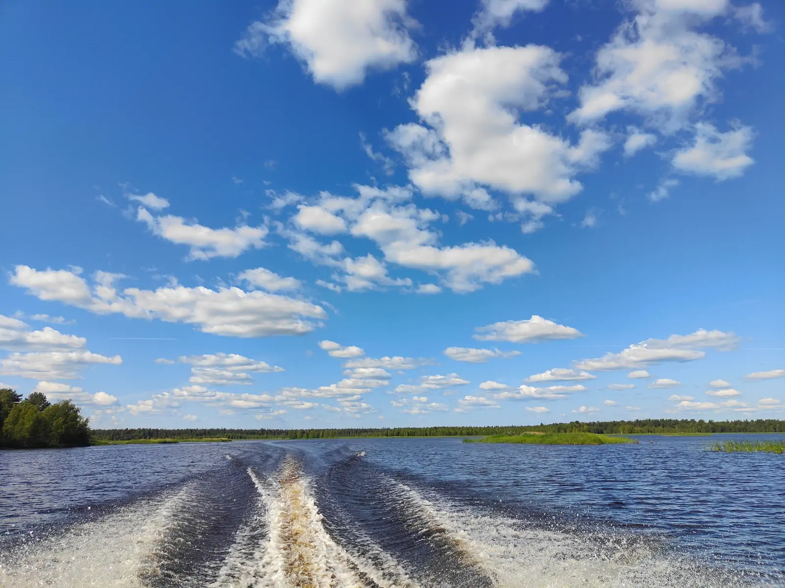 Пятерых человек спасли после опрокидывания лодки на Водлозере