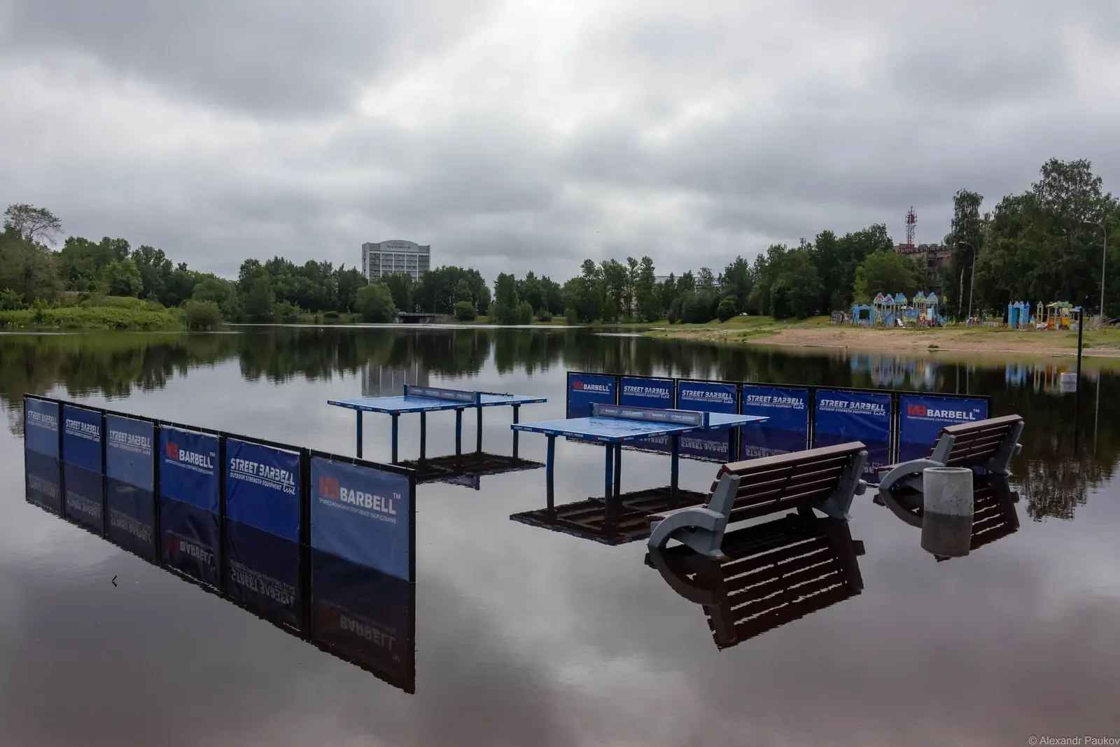 Водный теннис по-петрозаводски: ливень затопил тренажёры на берегу Лососинки