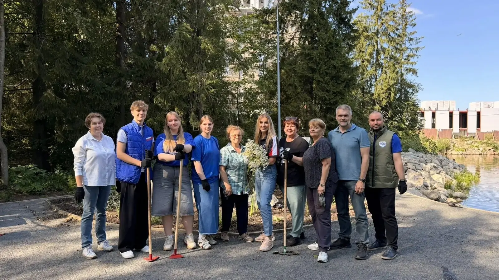 Жители Петрозаводска вместе ухаживают за парком на Кукковке и начинают день с зарядки