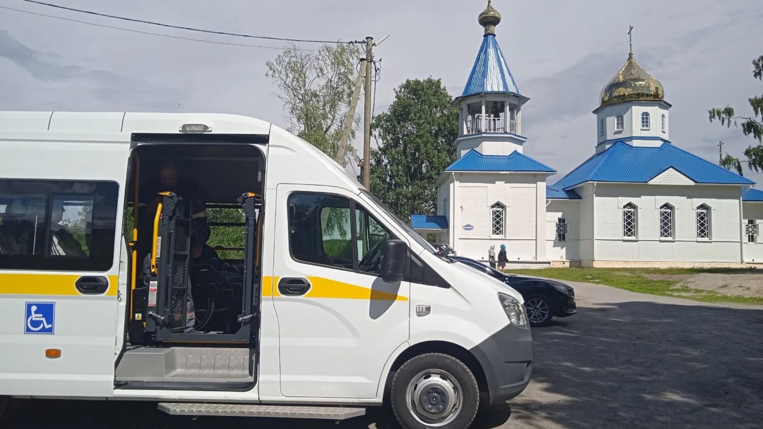 Соцучереждение Карелии получило новый автомобиль для перевозки людей с инвалидностью