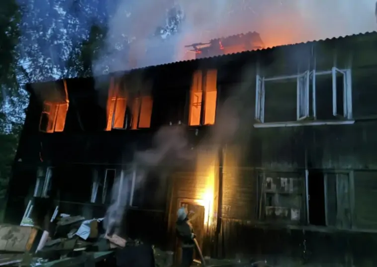 Восьмиквартирный деревянный дом полыхал в Медвежьегорске