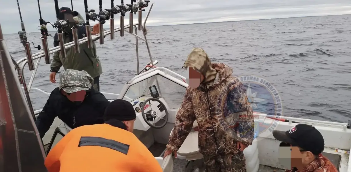 Трех рыбаков и подростка спасли на Ладожском озере