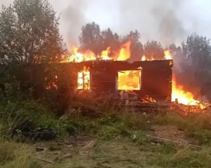 Двухэтажный деревянный дом сгорел на севере Карелии