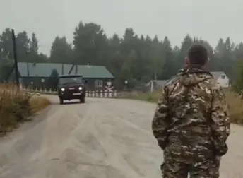 «Ягоду даже на варенье не собрать»: жители Карелии перекрыли дорогу сборщикам дикоросов