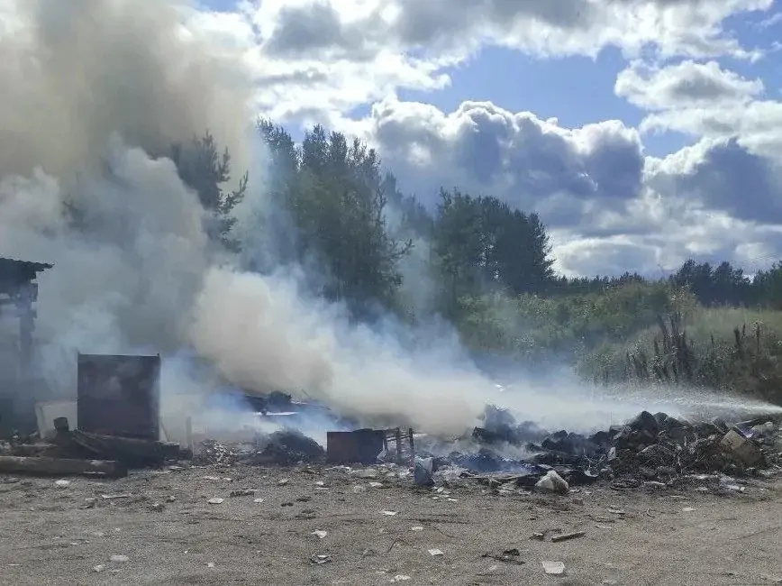 Пожар на несанкционированной свалке в Карелии под Шалговаарой потушили за три часа