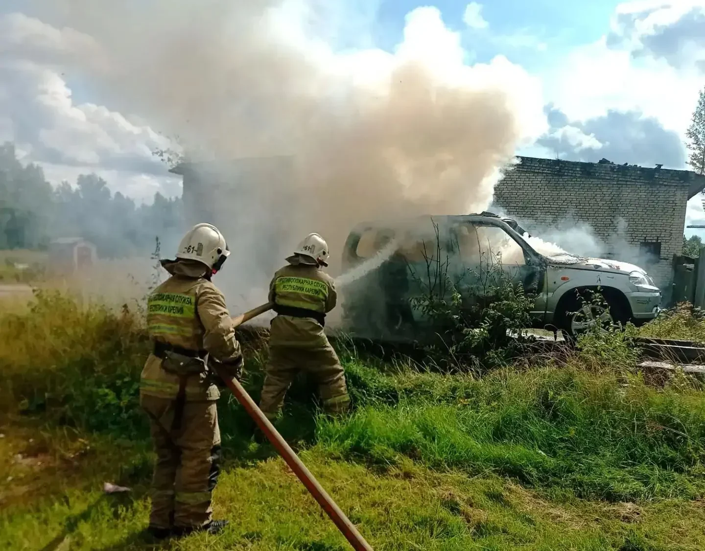 Автомобиль загорелся на эстакаде в поселке на севере Карелии