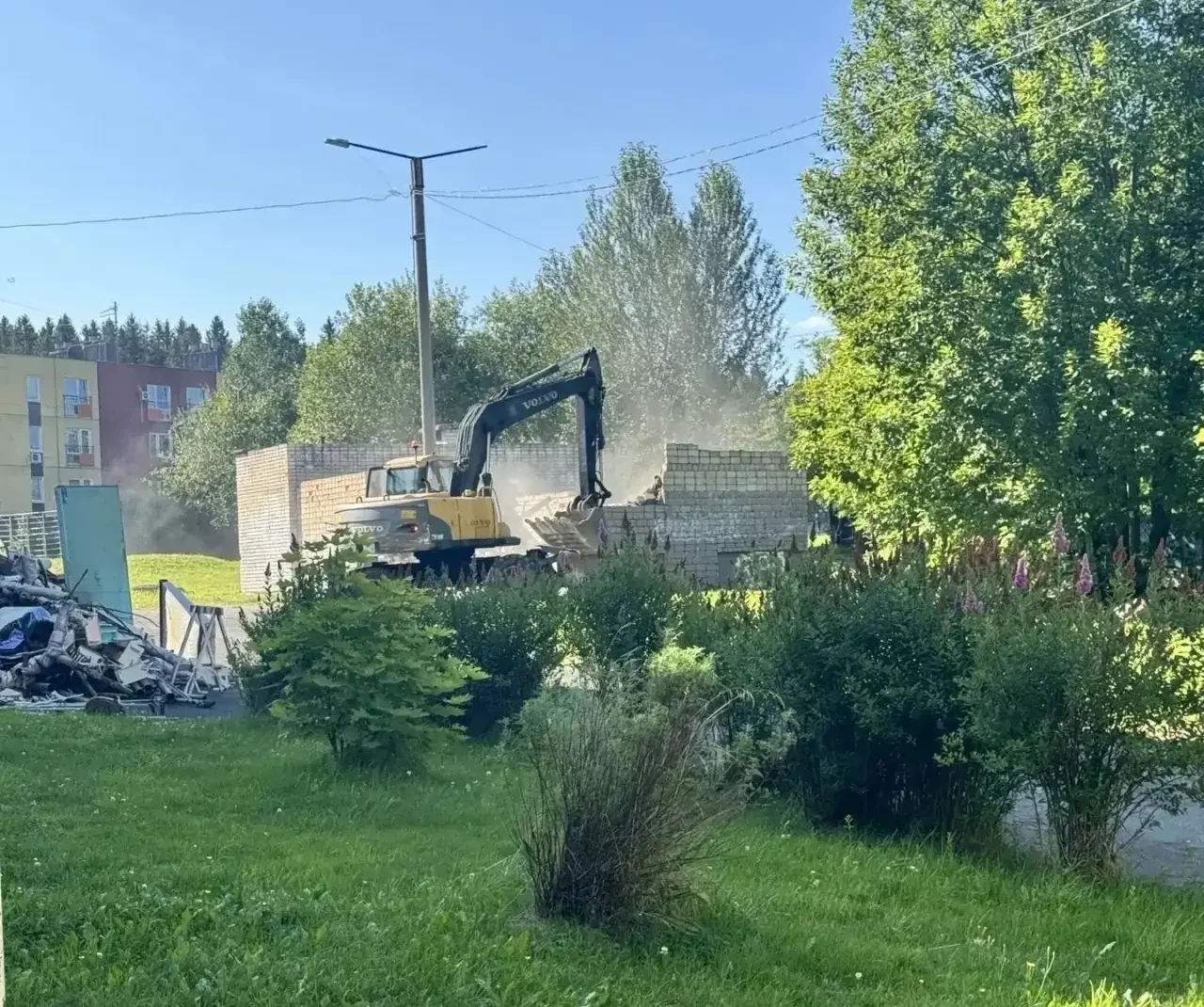 Заброшенное здание возле школы сносят в Петрозаводске