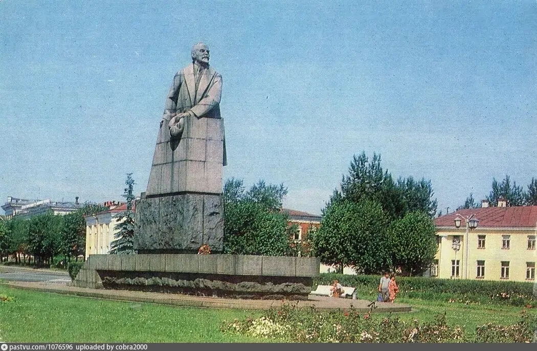 От траурных митингов до закладки монумента: как в Петрозаводске появился памятник Ленину