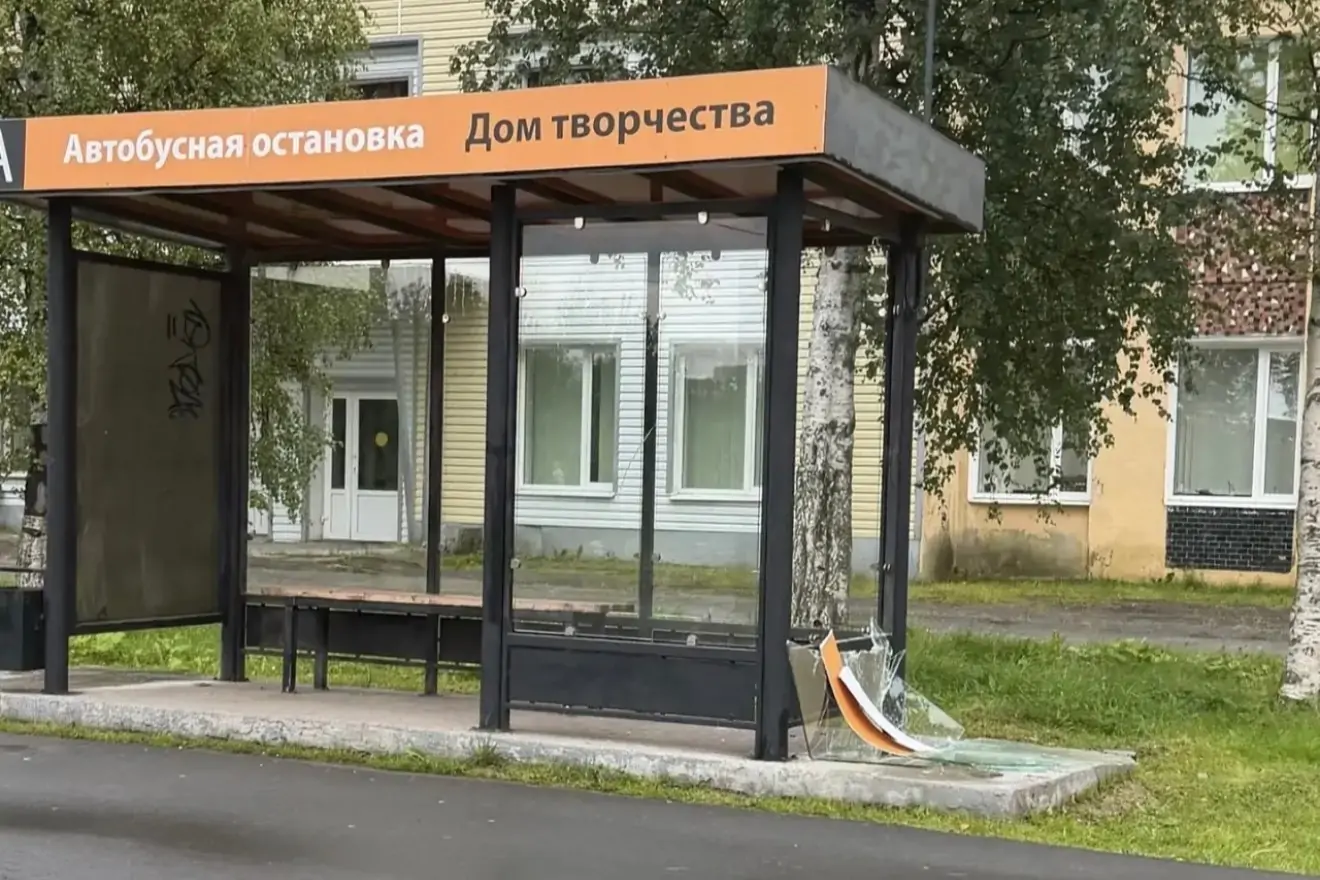 Неизвестные разбили стекла на остановке в карельском городе