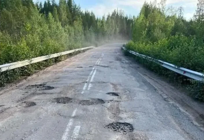 «Едем как пешком»: люди на севере Карелии в отчаянии из-за разбитого участка трассы