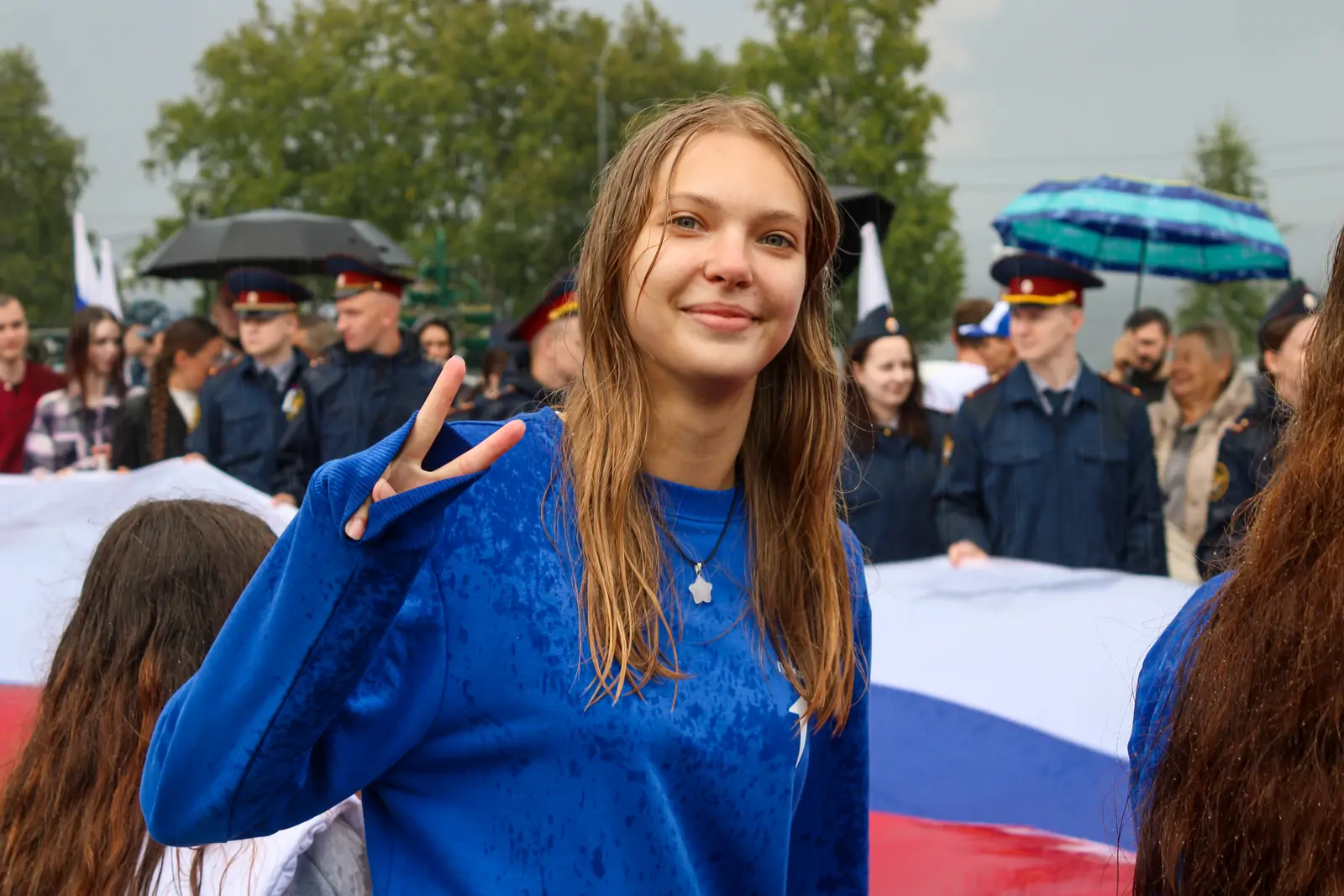 Музыка, бело-сине-красные шарики, торжественные речи и огромный триколор над Советской площадью - в Петрозаводске прошел праздник ко Дню Государственного флага России.
