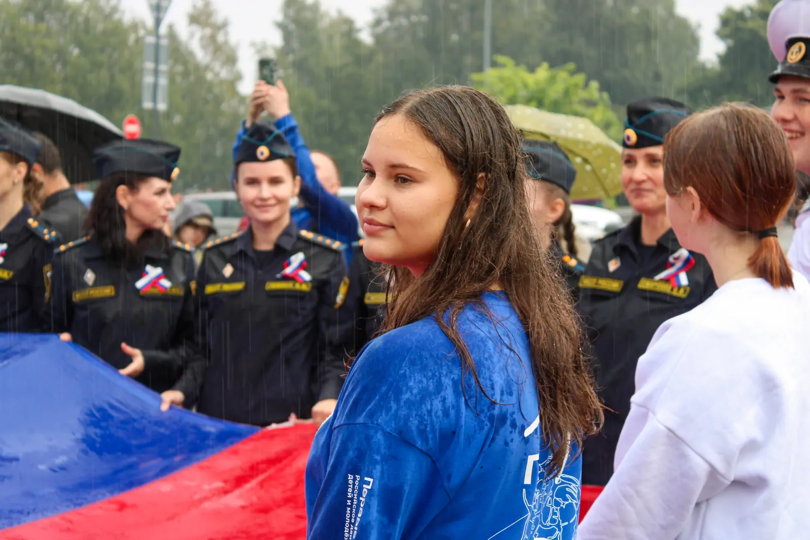 Музыка, бело-сине-красные шарики, торжественные речи и огромный триколор над Советской площадью - в Петрозаводске прошел праздник ко Дню Государственного флага России.