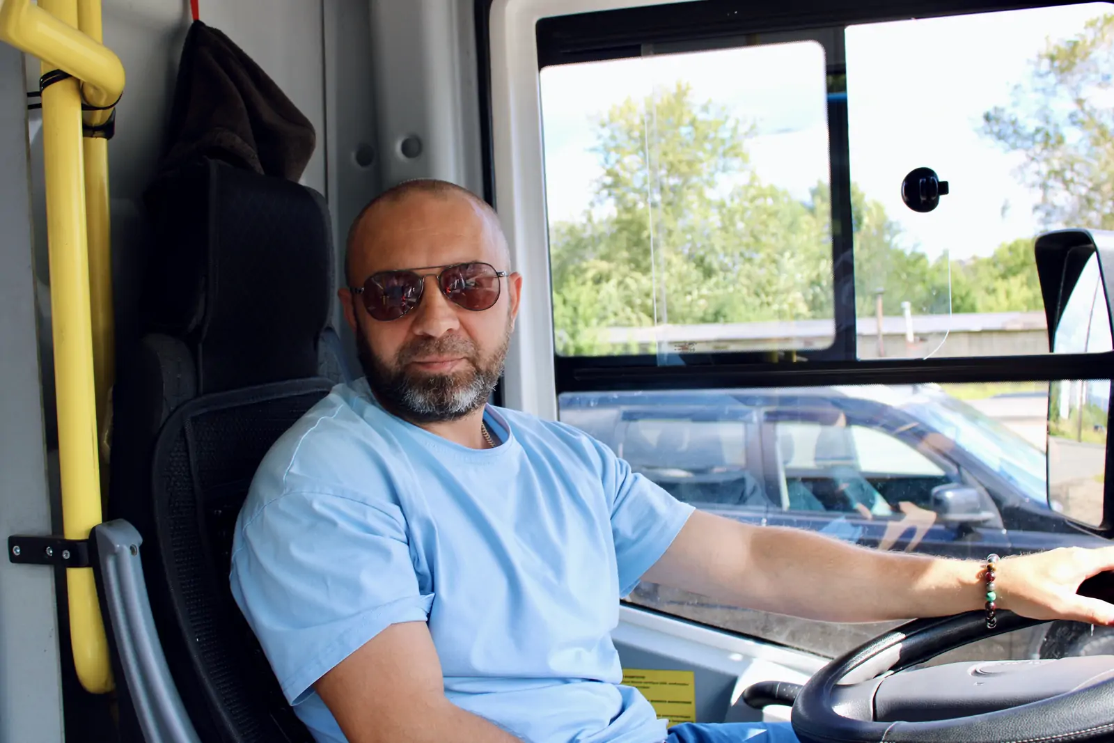 «Стало спокойнее работать»: водитель рассказал, почему пересел с ПАЗа на городской автобус