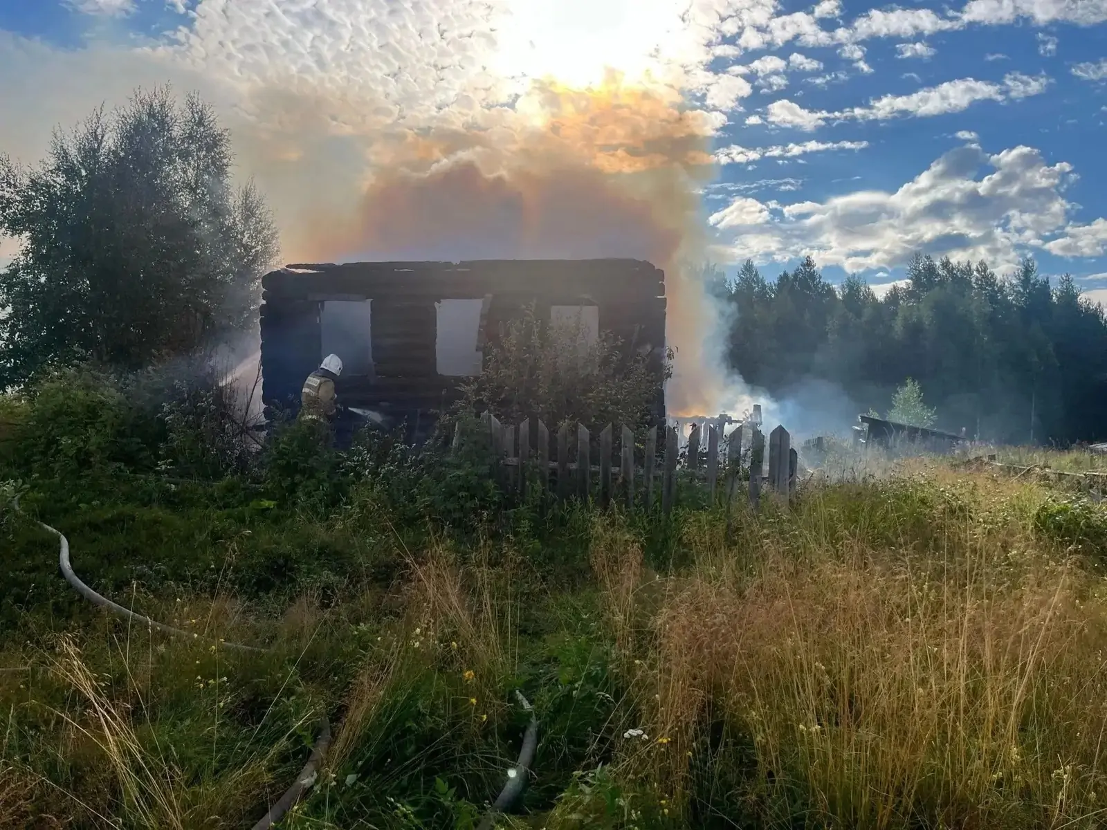 Деревянный дом вспыхнул в карельском Олимпии