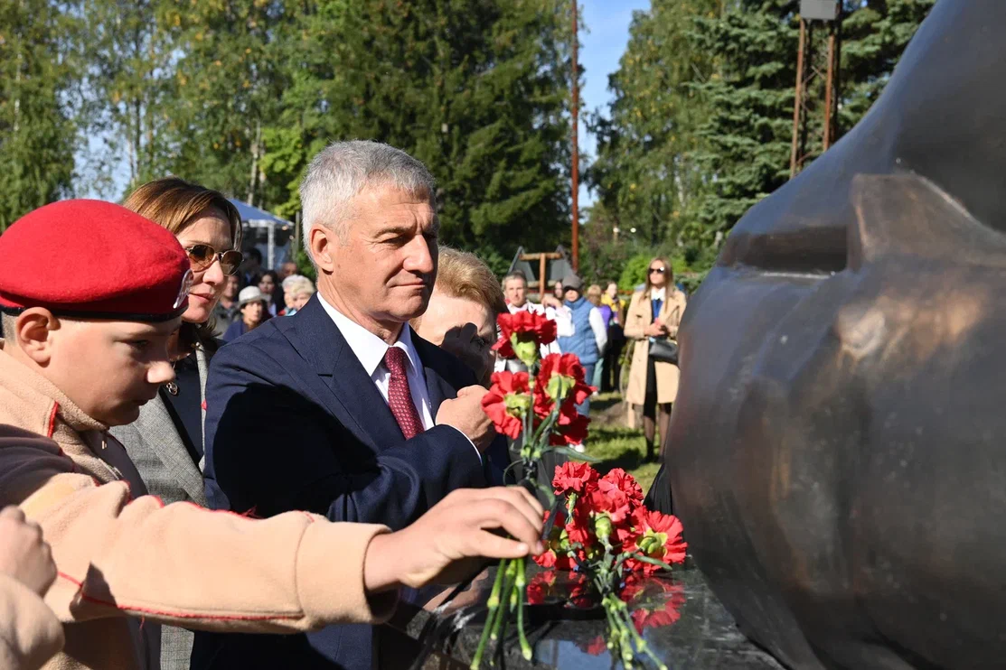 Торжества в честь Дня Карелии начались с возложения цветов к мемориалу защитникам Отечества