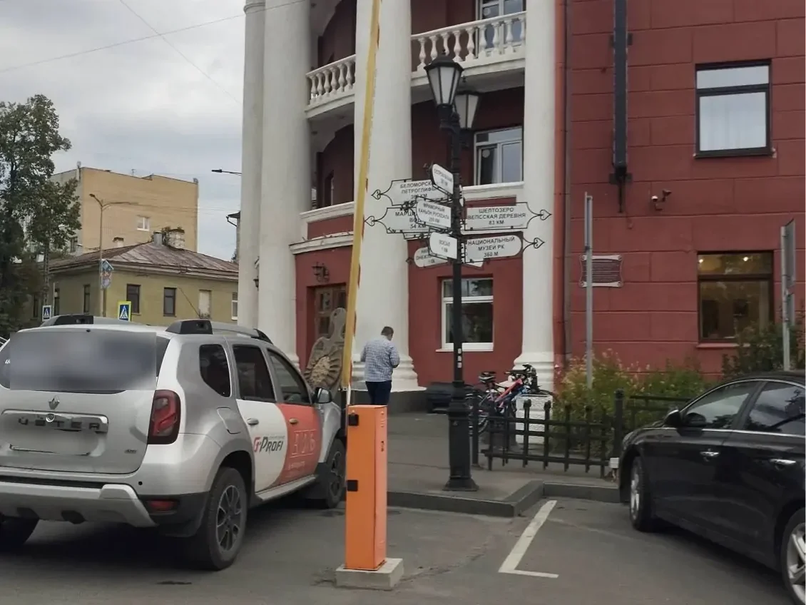 Мэрия призвала снести незаконные шлагбаумы возле гостиницы «Северная» в Петрозаводске