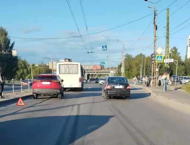 Автобус в Петрозаводске столкнулся с легковушкой