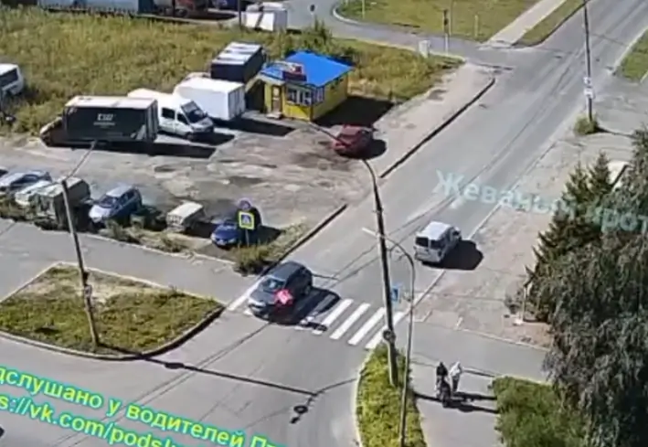 Курьер на электровелосипеде протаранил автомобиль на пешеходном переходе в Петрозаводске