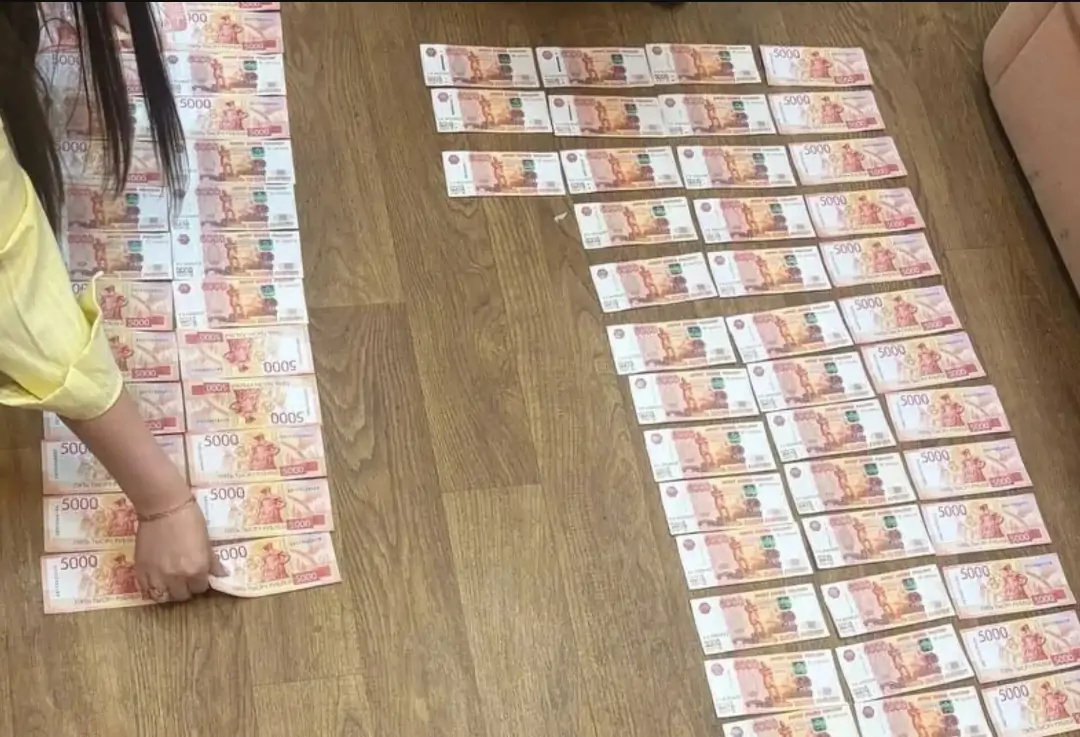 Полицейские Карелии задержали девушку, бывшую курьером у аферистов в 12 городах России