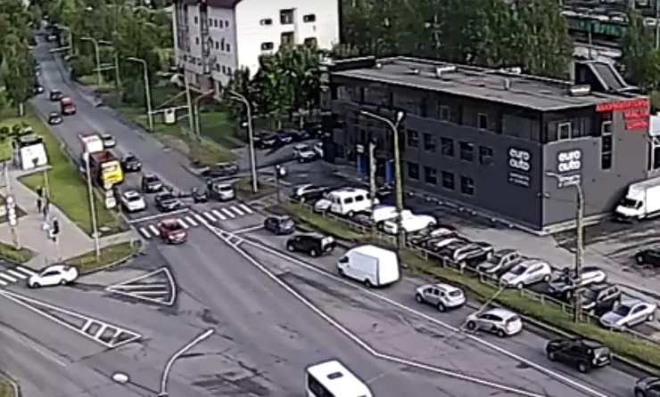 Два автомобиля и электровелосипед столкнулись в Петрозаводске