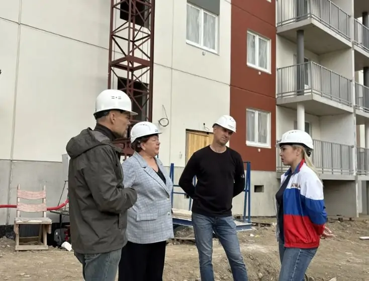 Дом с отделкой для переселенцев из аварийного жилья достраивают в Петрозаводске