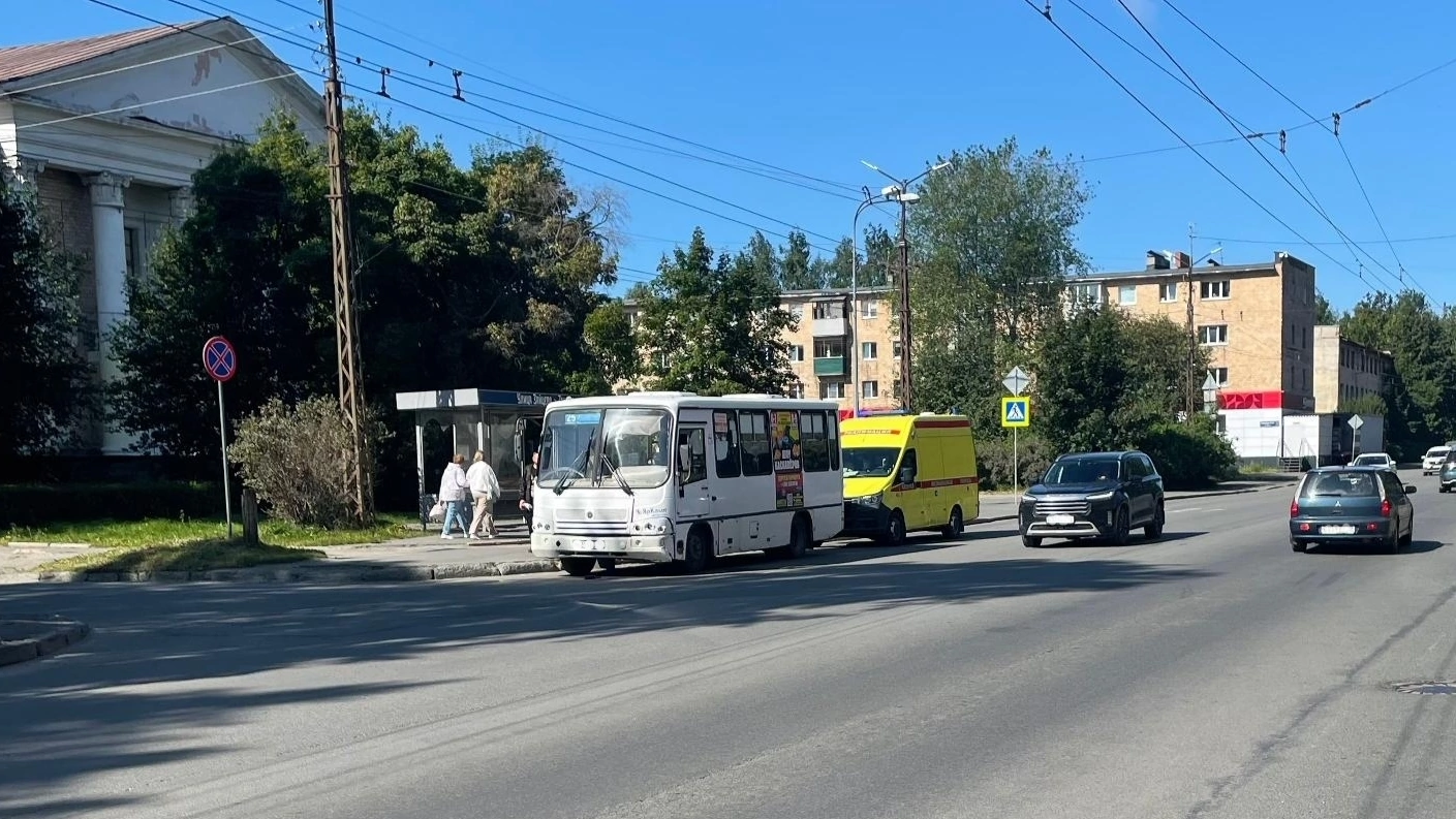 Пожилая пассажирка автобуса попала в больницу после аварии в Петрозаводске
