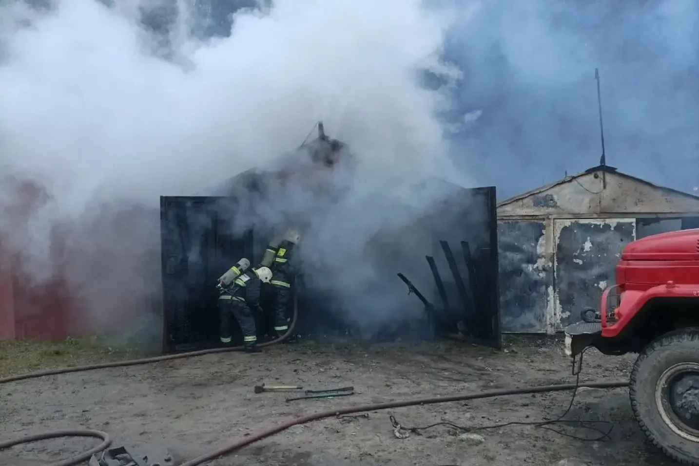 При пожаре в гараже в Карелии взорвался газовый баллон