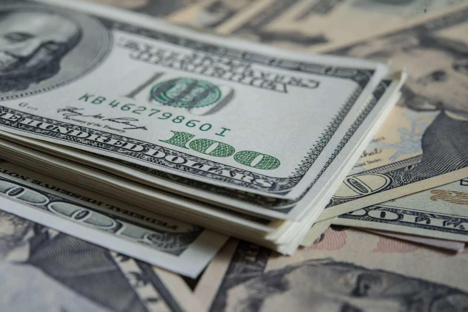 Доллар может вырасти до 90 рублей: эксперты назвали товары, которые подорожают первыми
