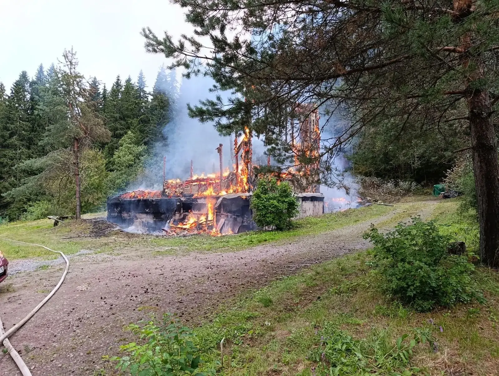 Два человека пострадали в карельском поселке при пожаре в частном доме